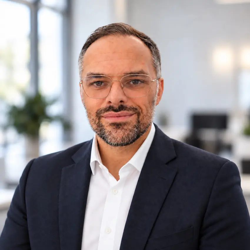 Adwokat Michał Hajduk w kancelarii